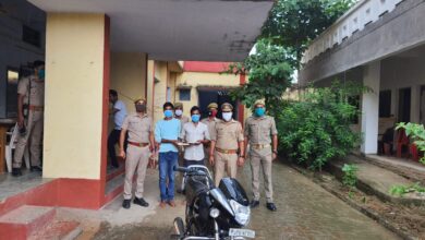 Photo of *थाना नोनहरा जनपद गाजीपुर* *पुलिस द्वारा मे 02 अदद अवैध तमन्चा केसाथ 02 अभियुक्त गिरफ्तार*