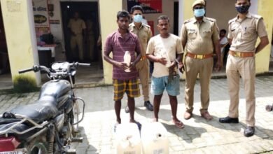 Photo of *थाना बैरिया जनपद बलिया पुलिस द्वारा 50 लीटर कच्ची देशी अपमिश्रित शराब के साथ 02 अभियुक्त गिरफ्तार*