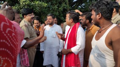 Photo of शव रखकर एन.एच-31जाम करने वाले नेताओं पर उखडे एसएचओ बैरिया