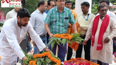 Photo of बैरिया शहीद स्मारक पर नगर पंचायत अध्यक्ष प्रतिनिधि ने शहीदों को पुष्पांजली अर्पित कर किया नमन